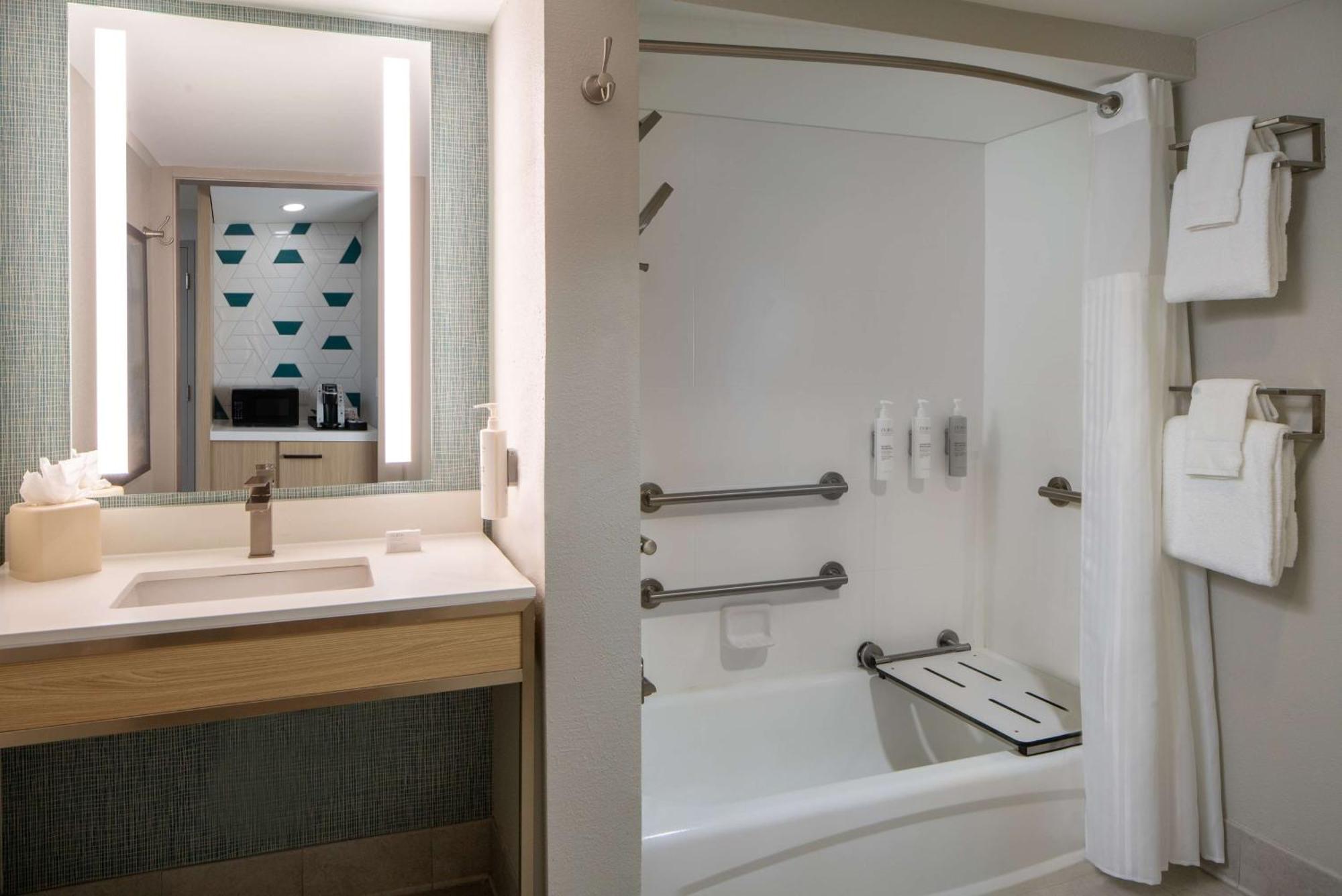Zimmer mit 2 Queensize-Betten und Badewanne - für Personen mit eingeschränkter Mobilität/Hörgesschädigte geeignet